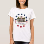 Camiseta Foto do Serviço Veterano Red White Blue T Shirt<br><div class="desc">Honre o seu oficial com esta camiseta azul e branca patriótica, com uma fotografia circular centrada no solteiro, estrelas e faixa de faixas com uma falsa borda de folha de alumínio e espaços reservados para o nome e a posição da sua pessoa de serviço especial. presentes de excelente para pais...</div>