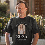 Camiseta Foto em arco Pai orgulhoso do Formando T-Shirt 202<br><div class="desc">Foto em Arch Proud Pai do Formando 2023. Especialmente para pais de estudantes recém-formados vestirem com orgulho. Sua foto do formando está em forma de arco, e o ano grande e ousado, com o nome do formando. Personalize facilmente o texto conforme necessário e substitua a foto pelo seu próprio retrato....</div>