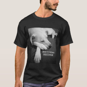 Camiseta Foto em P&B de Cachorro Fofo Dormindo Tenha uma Bo