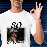 Camiseta Foto engraçada 80 de Aniversário Convidado de Honr<br><div class="desc">80 Que Engraçado Citação Foto 80 de Aniversário da t-shirt de Honra. A camiseta personalizada de 60ª festa de aniversário para alguém que comemora 80 anos. Ela vem com uma citação engraçada e motivacional 80 Então o que! e é perfeita para uma pessoa com senso de humor. Insira sua foto...</div>