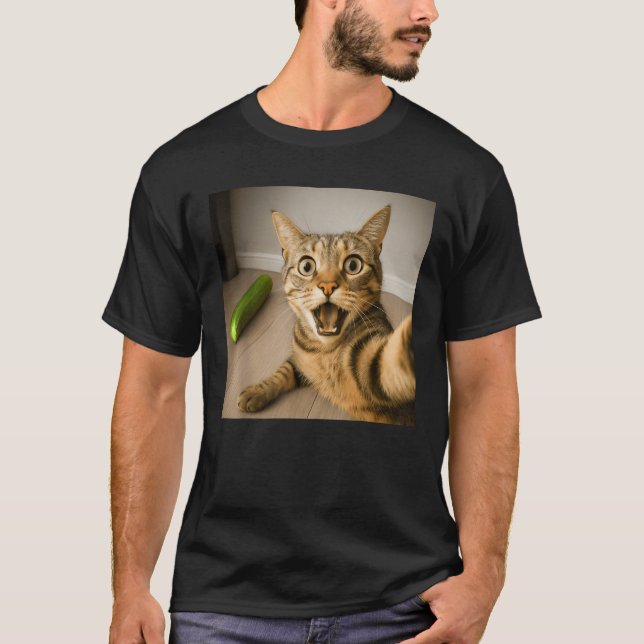 Camiseta Foto engraçada de gato chocado com design de meme  (Frente)