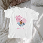 Camiseta Foto: nome cardíaco, aniversariante rosa<br><div class="desc">Personalize e adicione um nome e uma dentro de foto no quadro em forma de coração. Texto rosa. Feliz aniversário com flores.</div>