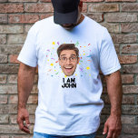 Camiseta Foto personalizada de Festa de aniversário curiosa<br><div class="desc">Elevem a celebração de aniversário a novas alturas de hilaridade com nossa Engraçada Festa de aniversário Personalizada Foto-Shirt em branco pristine. Esta não é apenas a sua média de anos; é uma canvas para criar memórias duradouras de uma forma leve e personalizada. Com um design de camisa de aniversário engraçado,...</div>
