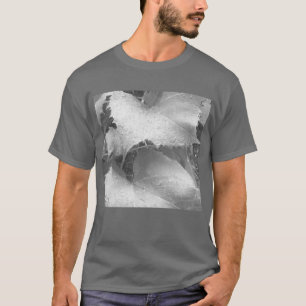 Camiseta Foto preta e branca de folhas de uva úmida e de ro