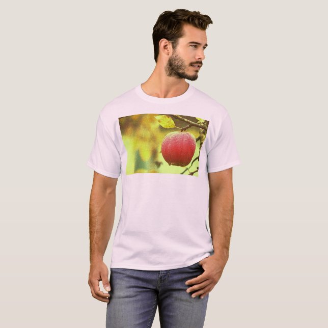 Camiseta Foto "Red Apple on Tree". Compre agora (Frente Completa)