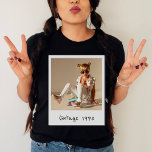Camiseta Foto Vintage Personalizada E Aniversário Nostálgic<br><div class="desc">Volte no tempo e comemore seu dia especial com nossa Foto Vintage Personalizada e Camiseta Nostálgica de Aniversário, projetada para evocar o espírito da era Y2K com um toque de nostalgia dos anos 90. Esta não é qualquer camisa de aniversário - é uma viagem pela memória, personalizada com seus próprios...</div>