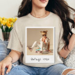 Camiseta Foto Vintage Personalizada E Aniversário Nostálgic<br><div class="desc">Volte no tempo e comemore sua jornada com nossa Foto Vintage Personalizada e Camiseta Nostálgica de Aniversário, uma mistura perfeita de encanto personalizado e talento retrô. Criada com uma vibração dos anos 90 e 2000, esta tenda é mais do que um presente engraçado de aniversário - é uma homenagem sincera...</div>