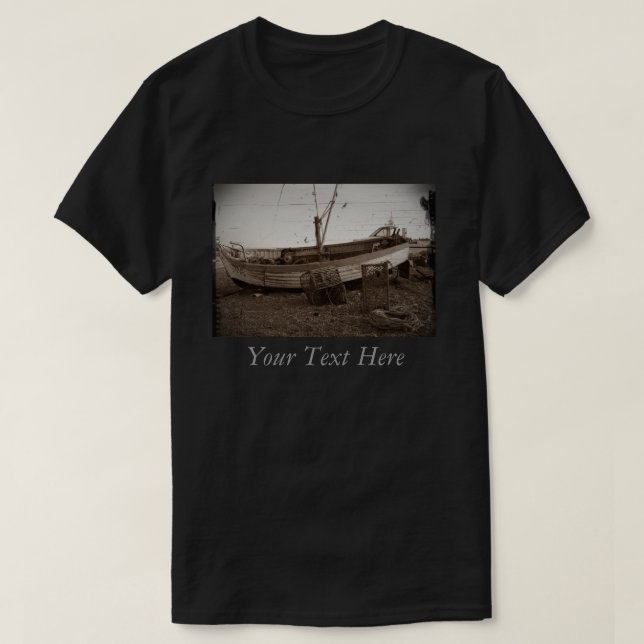 Camiseta fotografia de potes de barcos e lagostas na praia (Frente do Design)