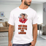 Camiseta Fotografia do mito da legenda diversão<br><div class="desc">Para uma t-shirt branca/clara. Personalize e adicione sua própria foto do homem. Texto: O Homem, O Mito, A Lenda. Fotografia como um traçado de pincel</div>