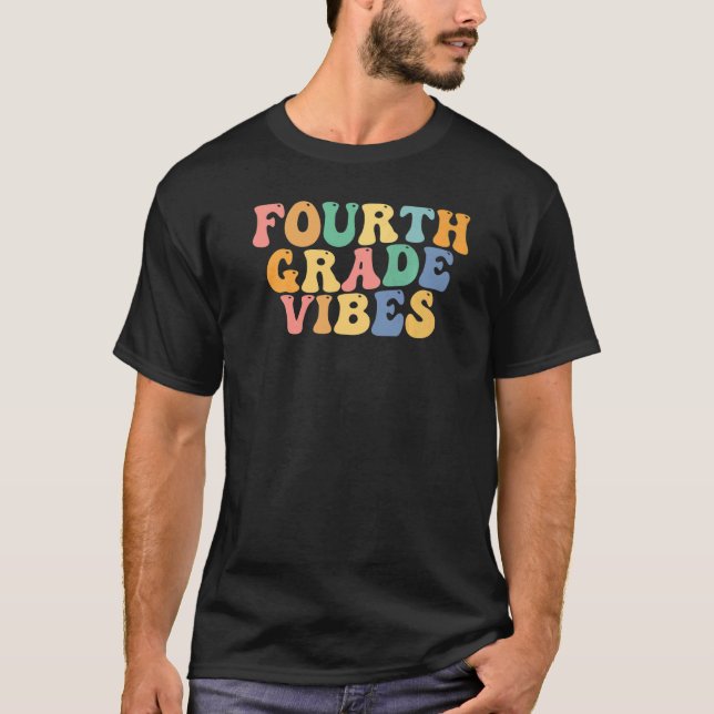 Camiseta Fourth Grade Vibes 4th Grade Team Retro 1st Day of (Frente)