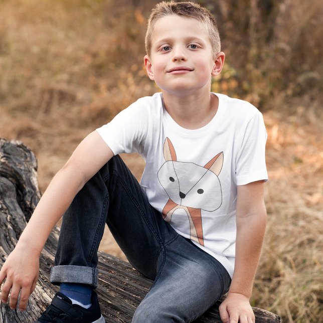 Camiseta Fox Cartoon no Modo Escuro (Boy playing in woods, wearing cartoon fox tshirt)
