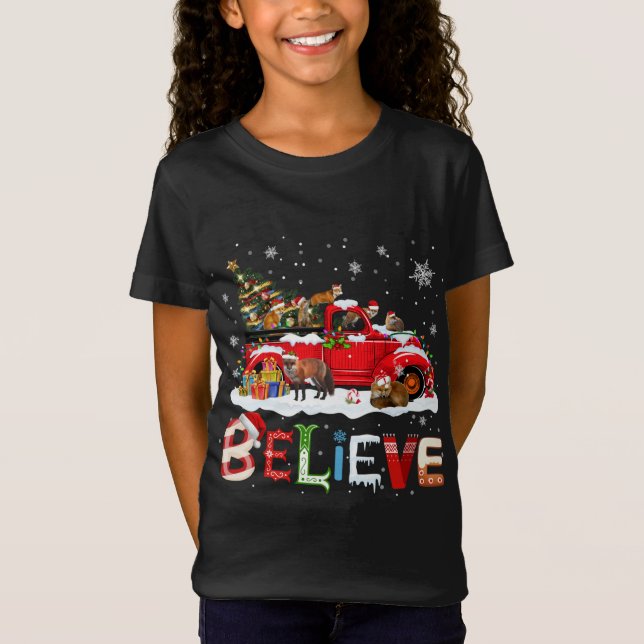 Camiseta Fox Riding Red Truck Árvore de Natal Acredita Papa (Frente)