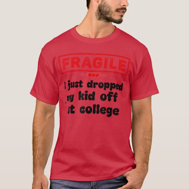 Camiseta Frágil, acabei de deixar meu filho na faculdade. (Frente)