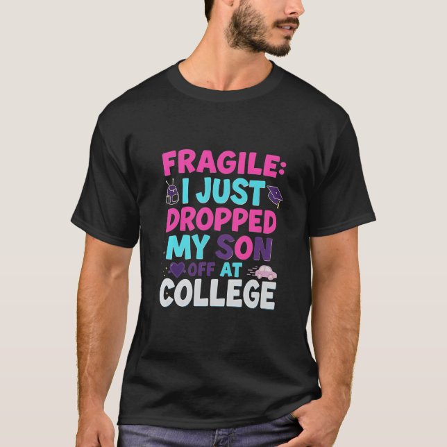 Camiseta FRÁGIL - Acabei de deixar o meu filho na Faculdade (Frente)