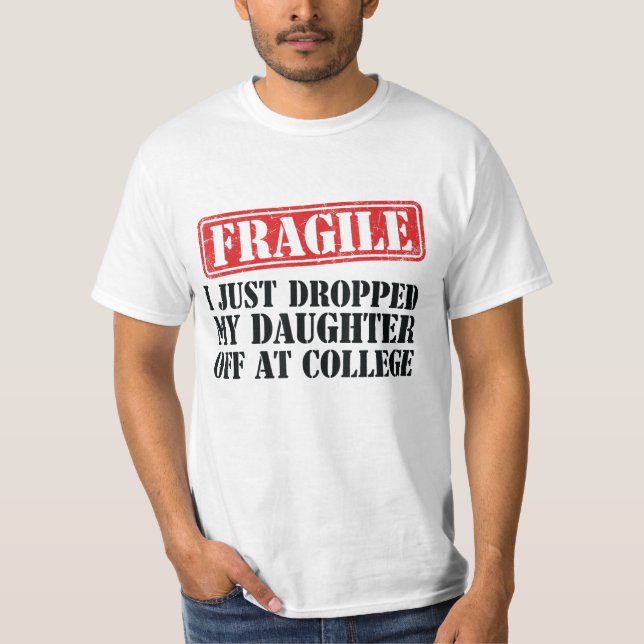 Camiseta Frágil, acabei de largar minha filha na faculdade (Frente)