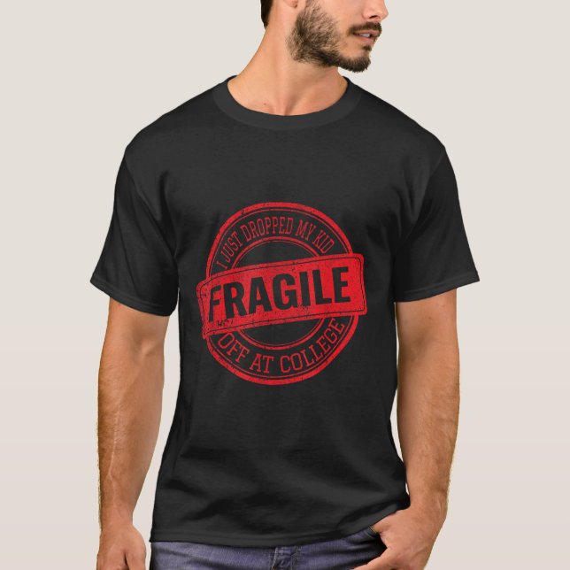 Camiseta Frágil Eu Acabei De Deixar Meu Filho Na Faculdade  (Frente)