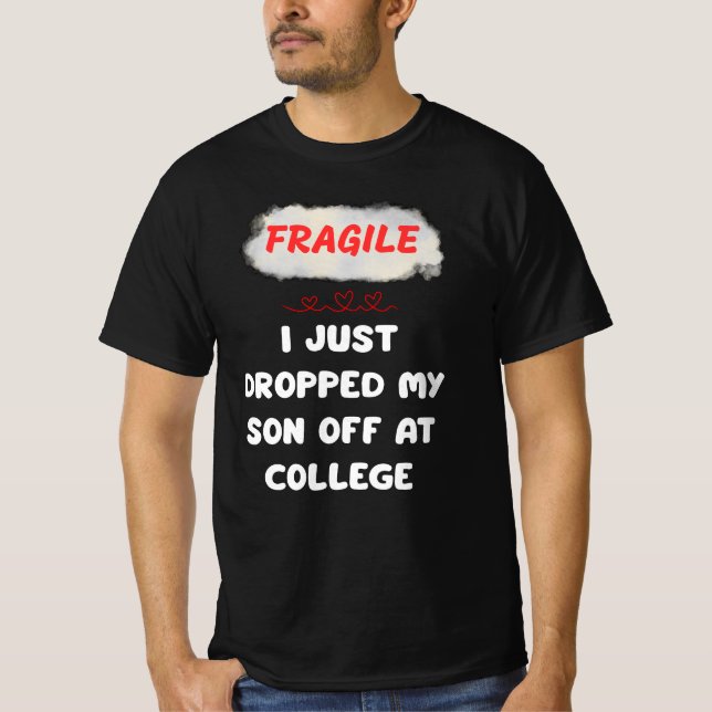 Camiseta Frágil Eu Acabei De Deixar Meu Filho Na Faculdade (Frente)