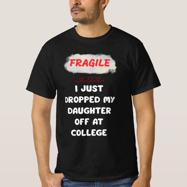 Camiseta Frágil Eu Acabei De Deixar Minha Filha Na Faculdad (Frente)