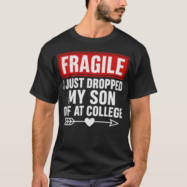 Camiseta Frágil mãe caindo filho na faculdade (Frente)