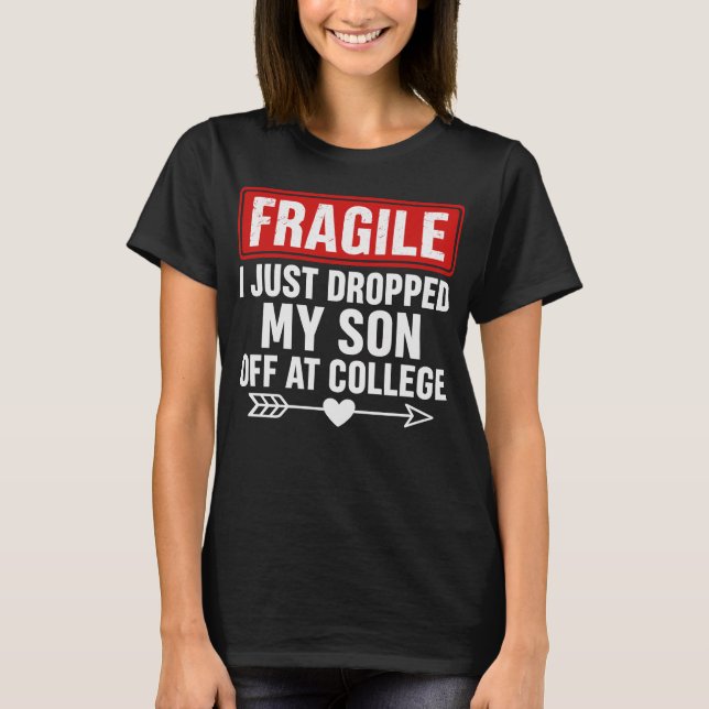 Camiseta Frágil mãe caindo filho na faculdade (Frente)