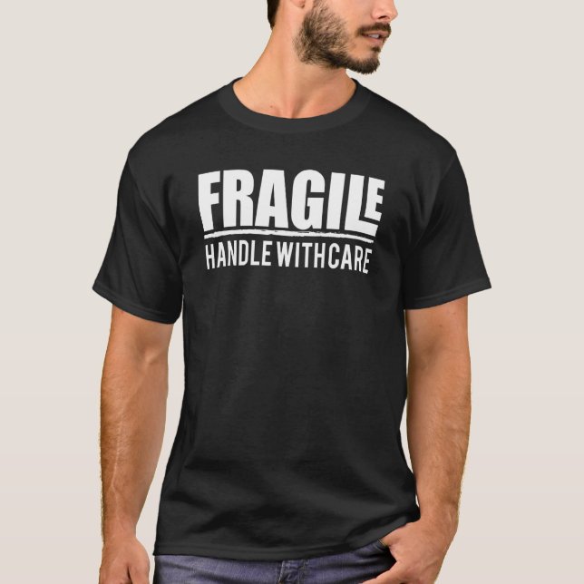 Camiseta Frágil Manuseie Com Cuidado Embalagem Design de Ro (Frente)
