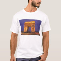 França, Paris, Arco do Triunfo ao anoitecer.
