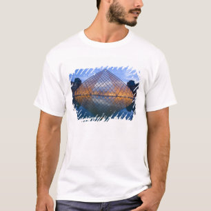 Camiseta França, Paris. O Louvre ao crepúsculo. Crédito