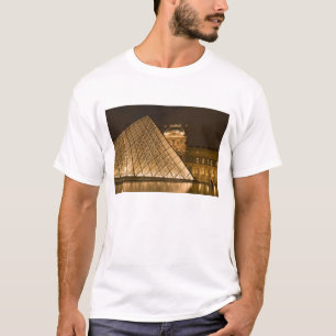 Camiseta França, Paris. O Louvre ao crepúsculo. Crédito 2