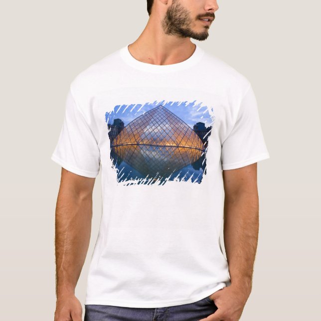 Camiseta França, Paris. O Louvre no crepúsculo. Crédito (Frente)
