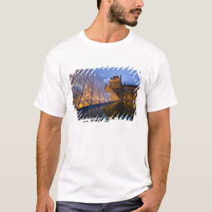 Camiseta França, Paris. O Louvre no crepúsculo. Crédito 3
