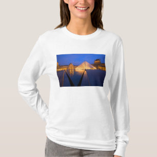 Camiseta França, Paris. O museu do Louvre ao crepúsculo.