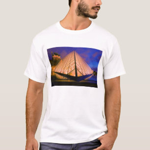 Camiseta França, Paris. O museu do Louvre ao crepúsculo. 2