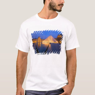 Camiseta França, Paris. O museu Louvre ao crepúsculo.