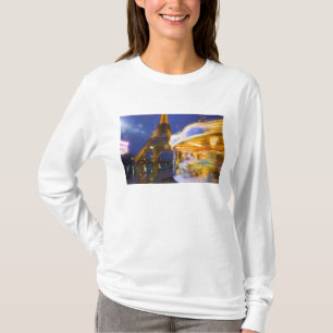 Camiseta França, Paris. Torre Eiffel no crepúsculo nevoeiro