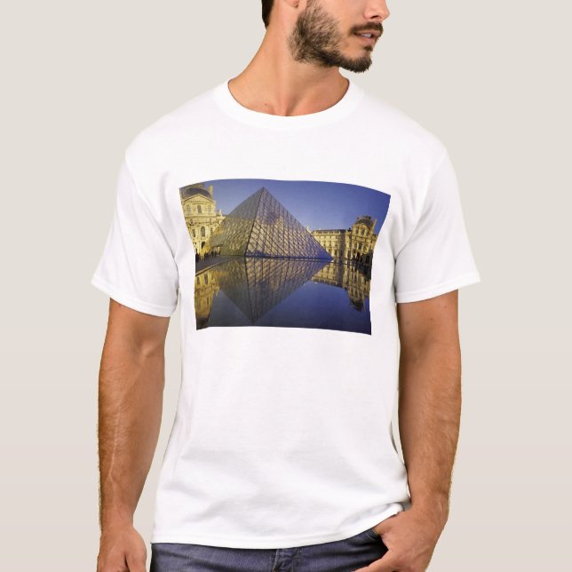 Camiseta FRANÇA, Reflexão Paris, Pirâmide. O Louvre (Frente)