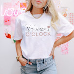 Camiseta FRANCA Wine O'Clock Festa de solteira Group<br><div class="desc">Esta camiseta apresenta uma fonte rosa pincelada e fofa com o ditado,  "É o vinho à hora". Este tee se junta perfeitamente com a coordenadora "Vino antes dos votos",  teia de noiva para uma festa de solteira temática de vinho divertida e coesa.</div>