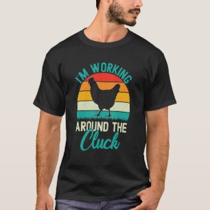 Camiseta Frango Retro Estou Trabalhando em Torno do Cloquei