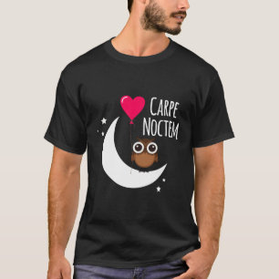 Camiseta Frase Latina Carpe Noctem Luas Estrelas Corpo Noc