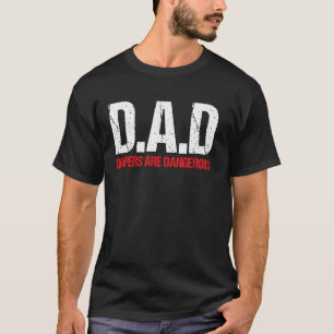 Camiseta Frases DAD Abreviação Fraldas São Perigosas Pai En