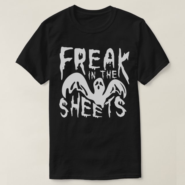 Camiseta Freak in The Sheets Funny Bedsheet Ghost Halloween (Frente do Design)