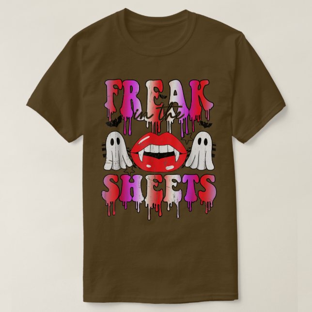Camiseta Freak In The Sheets Funny Halloween Boo Ghost Vamp (Frente do Design)