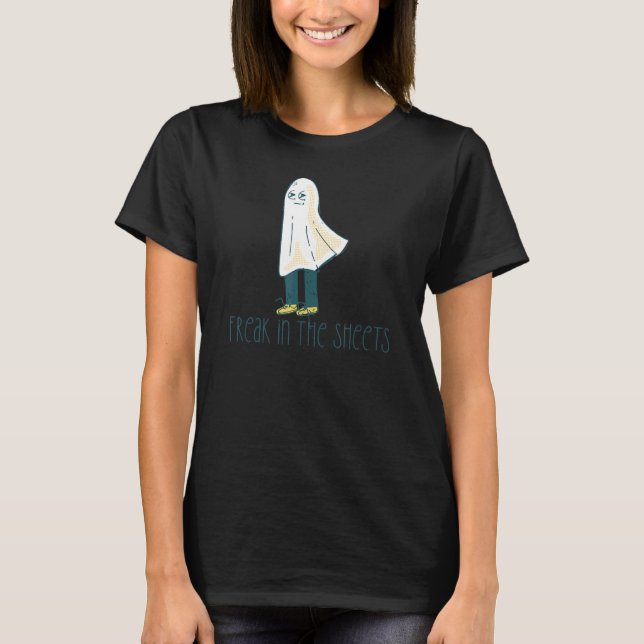Camiseta FREAK IN THE SHEETS Ghost Costume Halloween Meme (Frente)