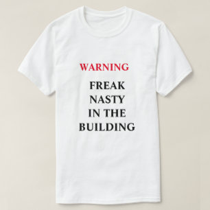CAMISETA FREAK NASTY NO EDIFÍCIO