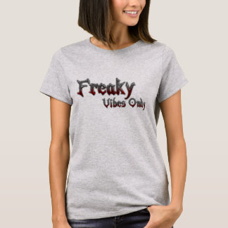 Camiseta "Freaky Vibes Only"-dgn2 por Maaya Prints, Feminin
