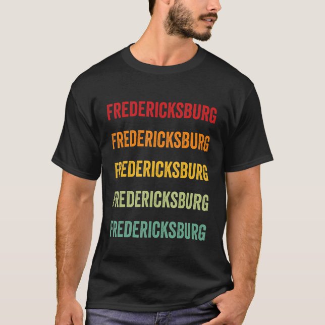 Camiseta Fredericksburg County Virginia Rainbow Text Design (Frente)