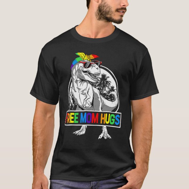Camiseta Free Mãe Hugs Mamasaurus Dinossaur Rex Ally Rainbo (Frente)