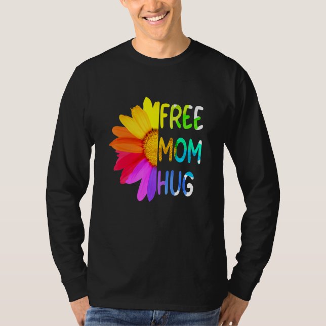 Camiseta Free Mãe Hugs Orgulho gay Lgbt Daisy Rainbow Flowe (Frente)