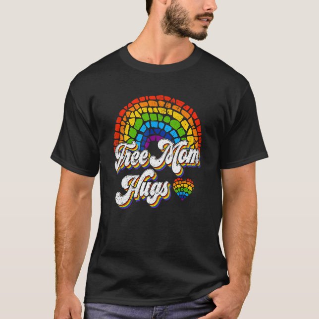 Camiseta Free Mom Mother Hugs LGBT Flag Pride Month LGBTQ R (Frente)