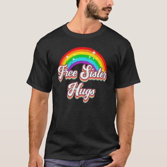 Camiseta Free Sister Hugs  Distressed Rainbow LGBT Gay Prid (Frente)