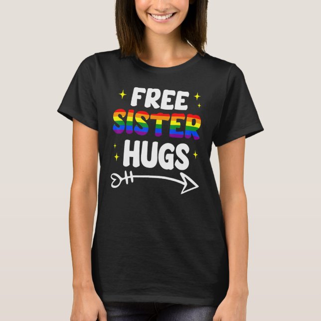 Camiseta Free Sister Hugs Rainbow LGBT Pride Month Gay Lesb (Frente)